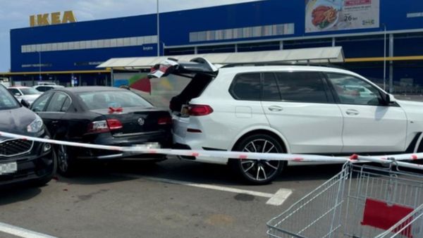 Accident &icirc;nfiorător &icirc;n parcarea unui magazin de mobilier din Capitală! O mamă grav rănită după ce copilul a pornit mașina și a călcat-o