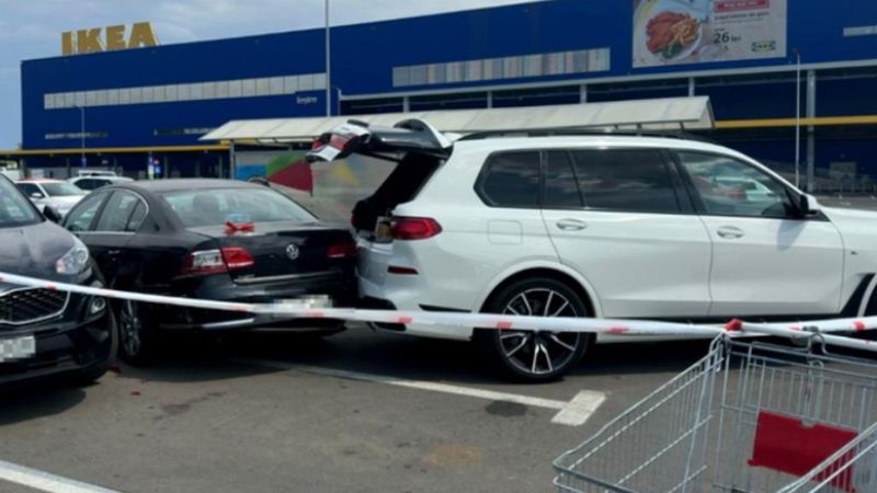 Accident &icirc;nfiorător &icirc;n parcarea unui magazin de mobilier din Capitală! O mamă grav rănită după ce copilul a pornit mașina și a călcat-o