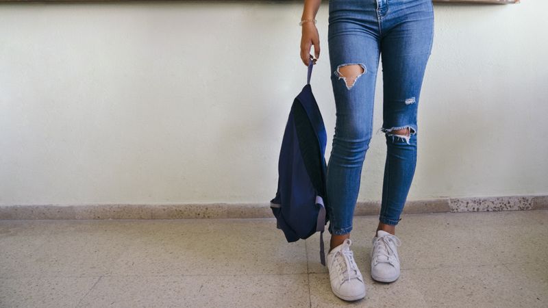 Profesorii pot da afară de la ore elevii îmbrăcați nepotrivit