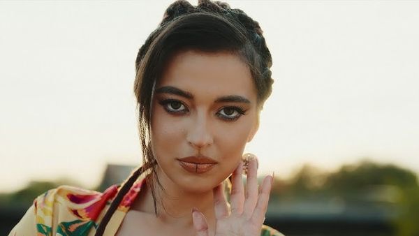 Cea mai fresh colaborare a momentului! Petra și Cabron au lansat Momentu': "Versurile vorbesc despre acel moment din viață c&acirc;nd pare că tot universul lucrează pentru tine"