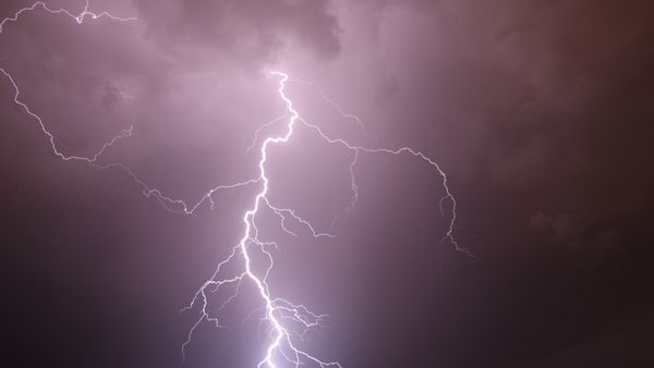 România, împărțită între furtuni violente și caniculă severă! Avertismentul meteorologilor pentru perioada următoare