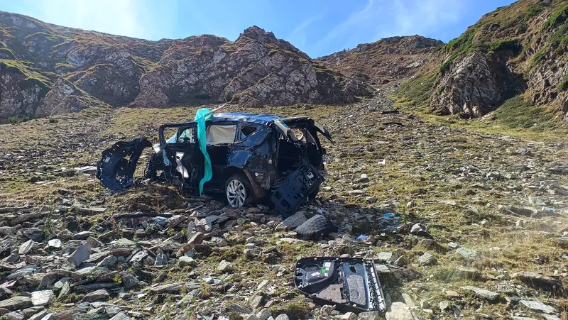 Bărbatul care a sărit cu mașina într-o prăpastie de pe Transalpina