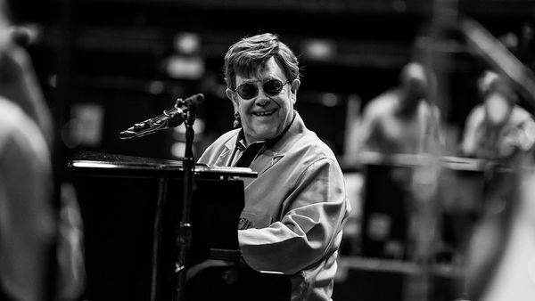 Momente dificile pentru Elton John! Artistul a rămas parțial fără vedere din cauza unei infecții