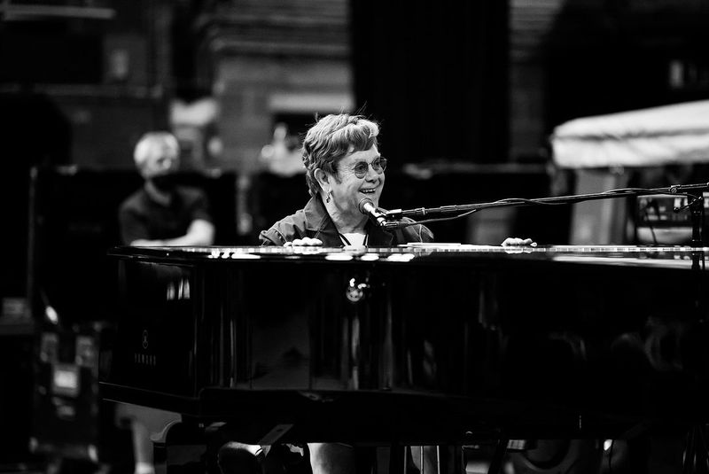 Elton John trece prin momente dificile 