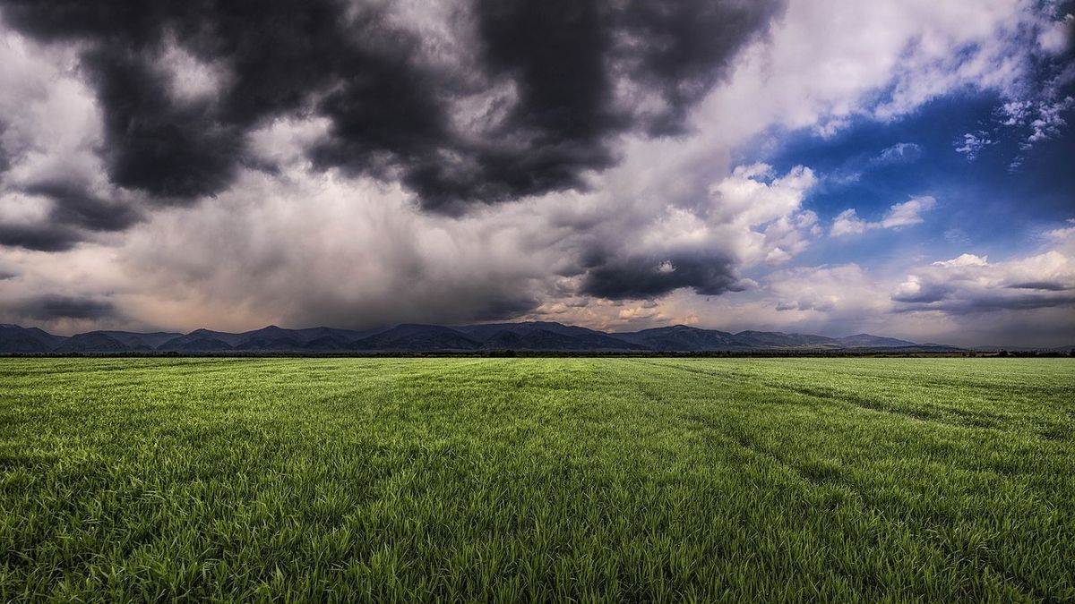 Un val de praf din zona deşertului Karakum ajunge deasupra României