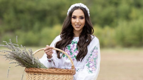 Jessie Baneș lansează „Mama mă vrea mireasă”, o piesă-manifest prin care artista îndeamnă tinerele generații să se reîntoarcă la tradiții