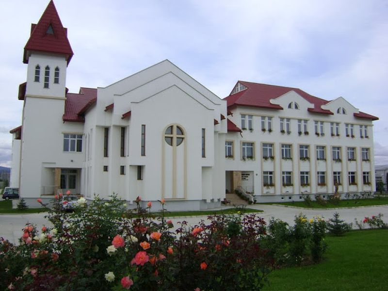 Un elev de 18 ani s-a aruncat de la etajul trei al liceului