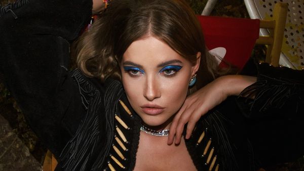 Iulia Albu, surprinsă la metrou în stația Mihai Bravu. Total nemachiată, nici n-ai fi remarcat că este vorba de celebrul fashion editor