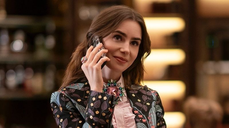 Brigitte Macron, apariție surprinzătoare &icirc;n sezonul 4 din &rdquo;Emily in Paris&rdquo;! Lily Collins: &bdquo;Să filmez cu ea a fost at&acirc;t o onoare, c&acirc;t şi o adevărată plăcere&rdquo;