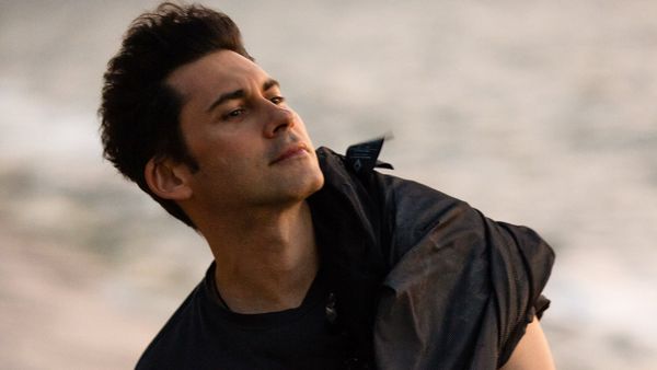 Cine este tânara care l-a cucerit pe Dan Bălan! Artistul, surprins când o sorbea din priviri