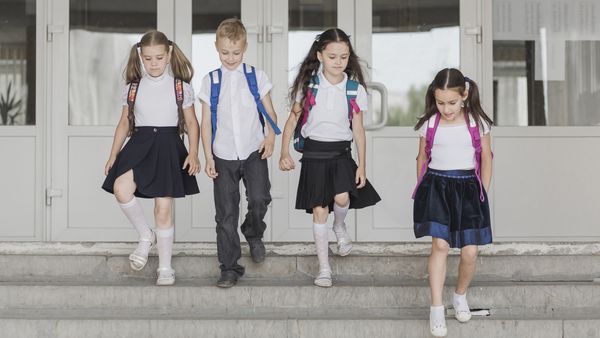 Revine uniforma școlară! Vestimentația școlarilor va fi obligatorie și gratuită