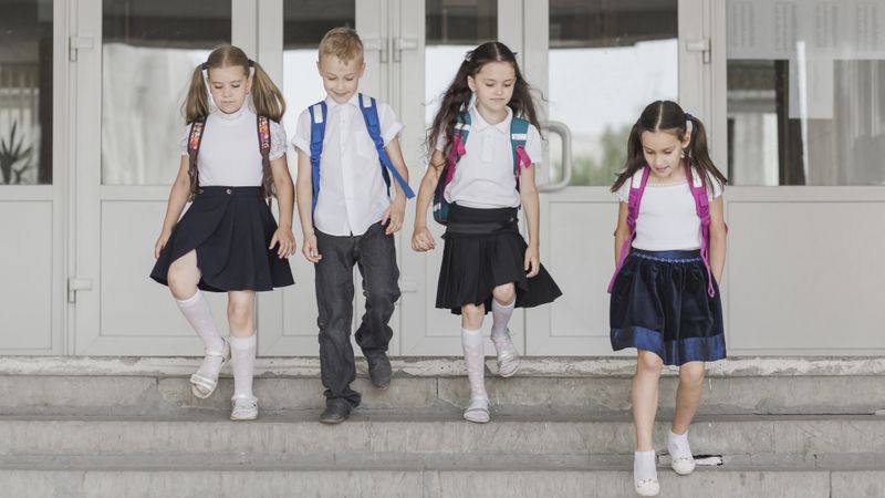 Revine uniforma școlară! Vestimentația școlarilor va fi obligatorie și gratuită