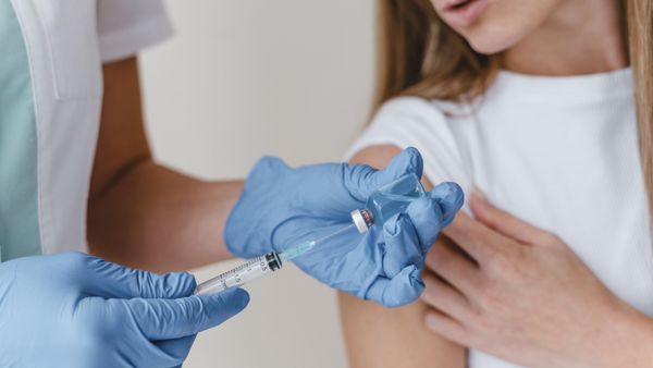 C&acirc;t costă vaccinul antigripal &icirc;n 2024 și cine beneficiază de el gratuit