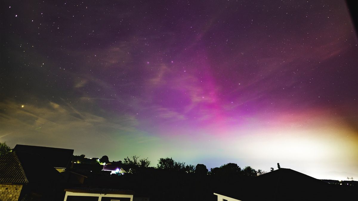 Aurora Boreală a aprins din nou cerul României 