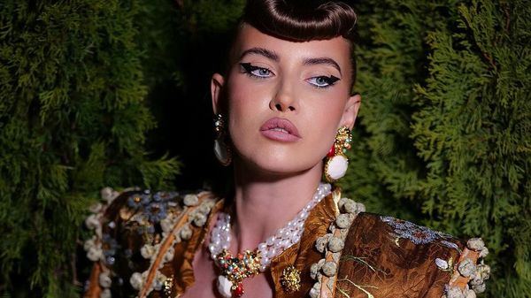 Iulia Albu, ținuta ieșită din comun la un eveniment monden &icirc;n Timișoara. Fashion editorul a lăsat acasă lenjeria intimă și a avut cea mai &icirc;ndrăzneață apariție