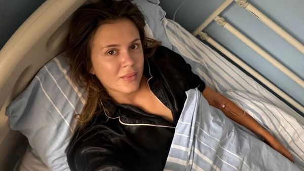 Emily Burghelea, din nou la Urgențe pe m&acirc;na medicilor! Soțul ei a filmat-o pe holurile spitalului: "Nu se poate opri din tușit, are febră mare"