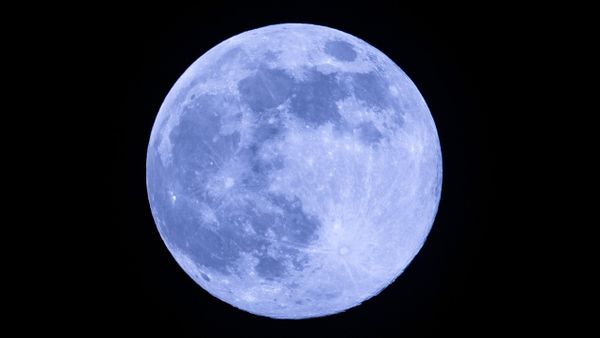 Imagini spectaculoase cu &bdquo;Super Luna Recoltei&rdquo; și eclipsa parțială de lună! Cum s-au văzut pe cerul nopții?