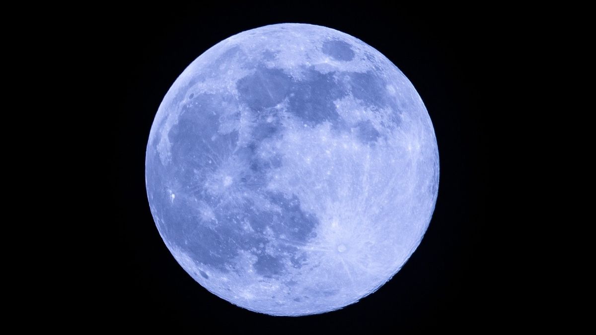 Imagini cu Super Luna Recoltei și eclipsa parțială de lună pe cerul nopții 