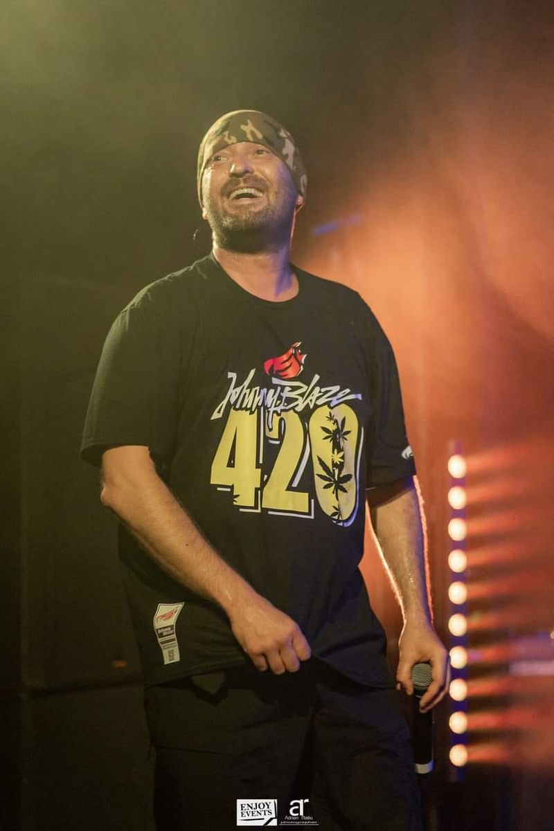 Cheloo de la Paraziții investește în publicitate și modă 