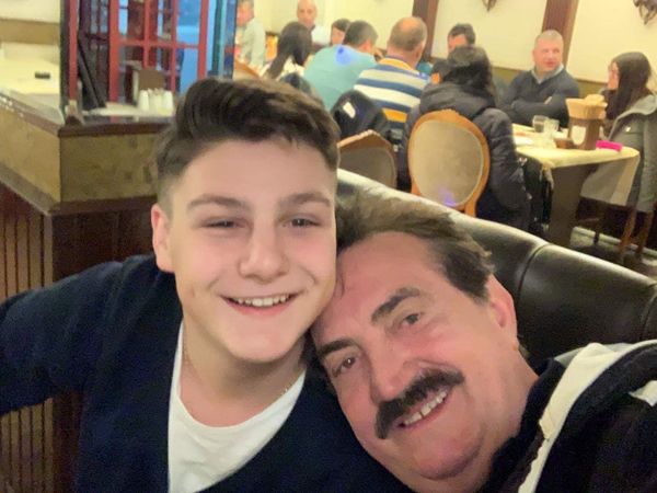 Mesajul transmis de Alin Gabriel Matei, fiul de suflet al lui Petrică M&icirc;țu Stoian, &icirc;n ziua &icirc;n care celebrul interpret ar fi &icirc;mplinit 64 de ani: &bdquo;Vei fii mereu &icirc;n sufletul meu!&rdquo;