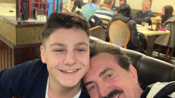 Mesajul transmis de Alin Gabriel Matei, fiul de suflet al lui Petrică Mîțu Stoian, în ziua în care celebrul interpret ar fi împlinit 64 de ani: „Vei fii mereu în sufletul meu!”