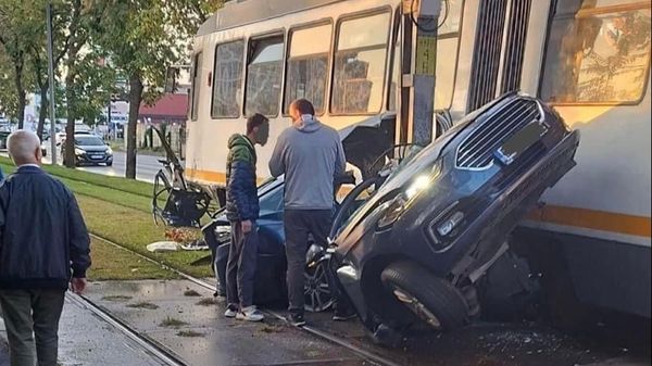Accident cumplit &icirc;n București! Șoferul a murit după ce mașina i-a fost distrusă de un tramvai. Vatmanul ar fi consumat substanţe psihoactive