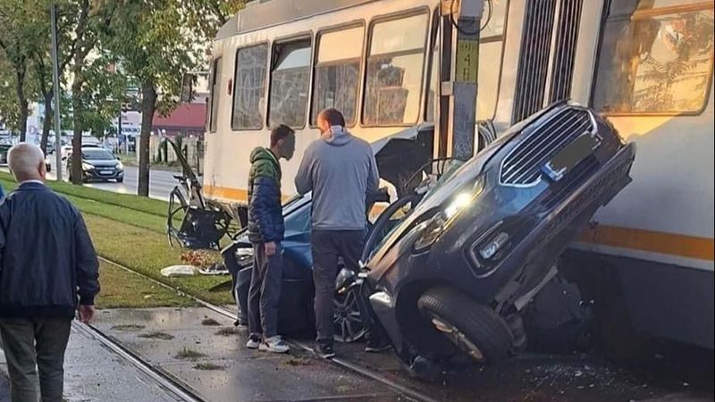 Accident cumplit &icirc;n București! Șoferul a murit după ce mașina i-a fost distrusă de un tramvai. Vatmanul ar fi consumat substanţe psihoactive