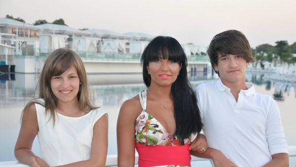 Cu ce se ocupă cei doi copii ai Larisei Uță și ai lui Alin Oprea la Londra. Mai rar o asemenea educație: "Melissa nu mai poate să cânte..."