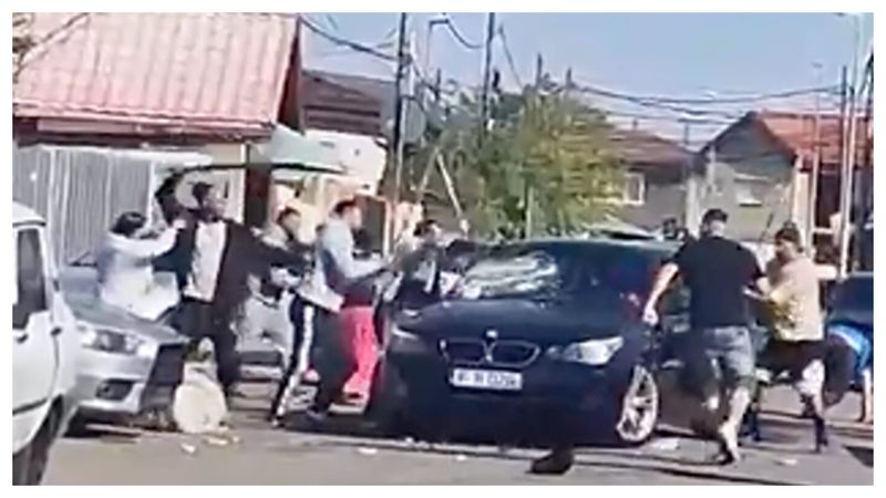 Cele două clanuri s-au bătut la început pe stradă