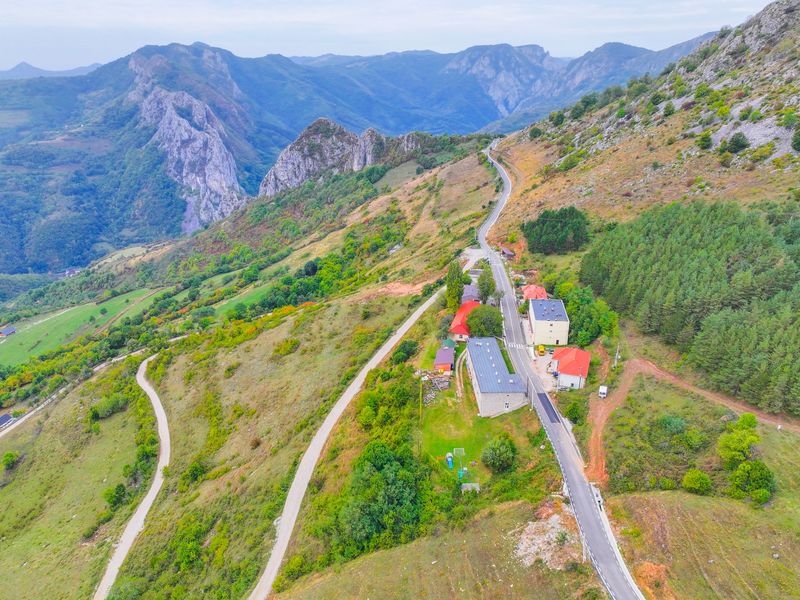 Vești bune pentru turiști după deschiderea unui nou drum spectaculos prin munți 