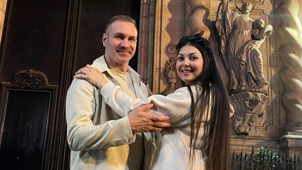 Cadoul cu o simbolistică aparte pe care Alin Oprea i l-a făcut Medanei în fața La Sagrada Familia: "Mulțumesc pentru ființa de lumină care m-a scos din bezna poleită cu iluzii"