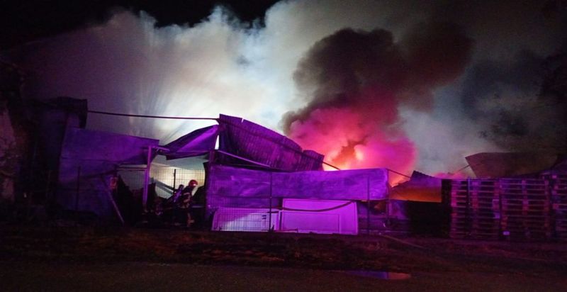 Incendiu la un depozit de mobilă, lângă Timişoara