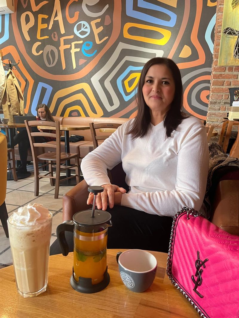 Ea este doamna Emilia, mama Medanei