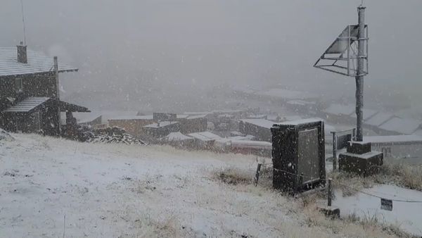 Au căzut primii fulgi de nea la B&acirc;lea Lac! Meteorologii anunțau ploi, dar au venit ninsorile și lapovița