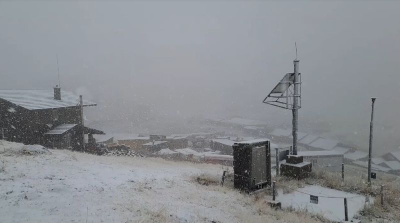 Meteorologii anunță ninsori și lapovită la munte 