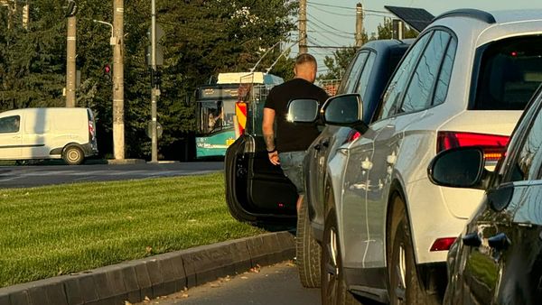 EXCLUSIV! Un șofer din Galați a devenit erou după ce a oprit traficul pentru a salva un pui de pisică speriat. Gestul lui a devenit viral pe rețelele sociale