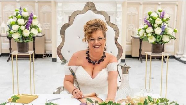 Povestea incredibilă a femeii care s-a căsătorit cu ea &icirc;nsăși! Cum a sărbătorit un an de căsnicie: &bdquo;Am &icirc;ncălcat c&acirc;teva jurăminte&rdquo;