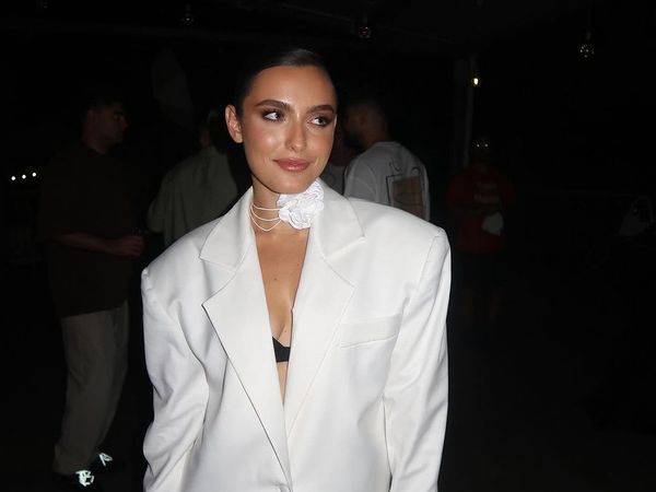 "Lesinnn!" Alexia Eram, alături de unul dintre cei mai r&acirc;vniti actori din serialul "Emily in Paris"