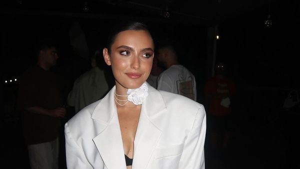 "Lesinnn!" Alexia Eram, alături de unul dintre cei mai râvniti actori din serialul "Emily in Paris"