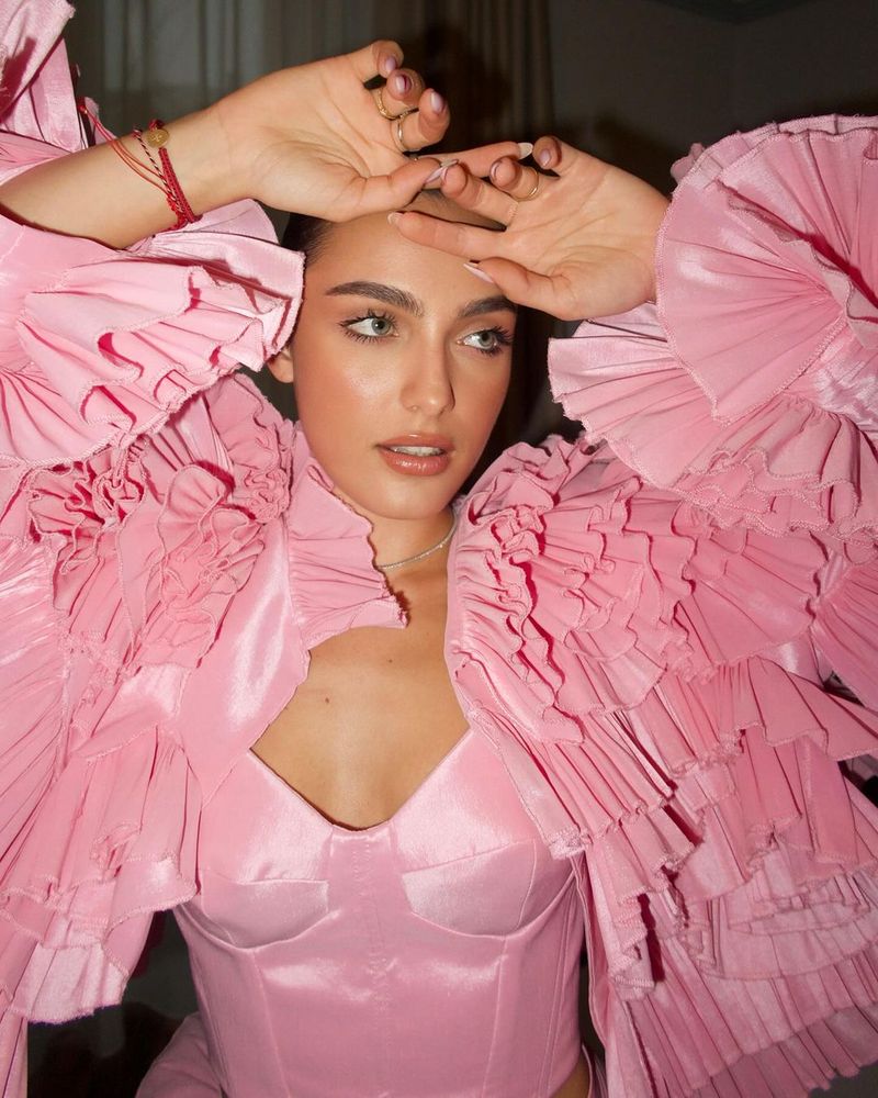 Alexia Eram s-a fotografiat cu un actor din Emily in Paris 