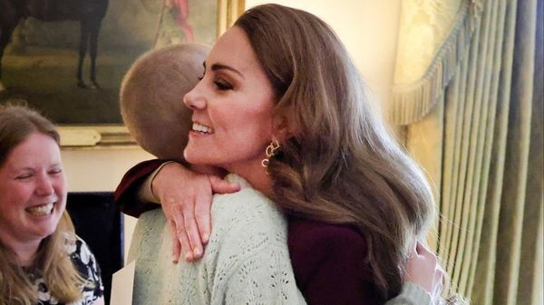 Imagine emoționantă cu Kate Middleton! Prințesa de Wales, surprinsă &icirc;n timp ce &icirc;mbrățișează o t&acirc;nără bolnavă de cancer