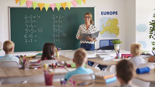 Ziua Educației 2024: Mesaje pentru educatoare, &icirc;nvățătoare și profesori