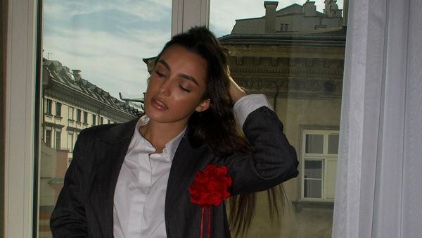 „Ce tareee!!! Felicitări!”. Alexia Eram, interviu de excepție cu actorii din ”Emily in Paris”