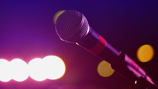 Cine este artista rom&acirc;ncă care s-a electrocutat pe scenă? Momente dramatice &icirc;n fața fanilor: &rdquo;Am &icirc;nceput să tremur, m-am clătinat și mi se ridicase părul &icirc;n cap&rdquo;