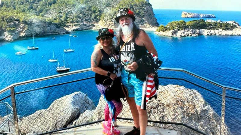  John și Melody navighează pe oceane și descoperă lumea