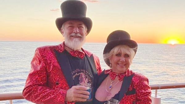 Povestea cuplului care a renunțat la casa lor pentru a trăi permanent pe mare. Ce i-a determinat să facă acest pas radical