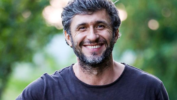 Ipostaza inedită în care s-a filmat Dragoș Bucur! Cum se pregătește pentru toamnă după ce a renunțat la viața de oraș