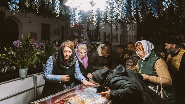 A început Pelerinajul Sfintei Parascheva la Iaşi. 350.000 de credincioşi sunt așteptați la moaşte