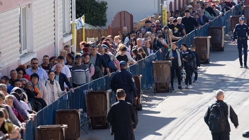 Peste 25.000 de credincioşi, &icirc;n primele două zile ale Pelerinajului de Sf&acirc;nta Parascheva! 35 de persoane au avut nevoie de intervenţie medicală