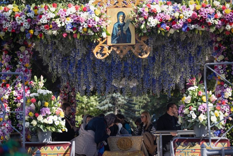 Mii de credincioși s-au închinat deja la moaștele Sfintei Parascheva